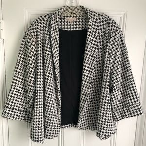 Size 3X jacket.  Pairs well with pants or a skirt.